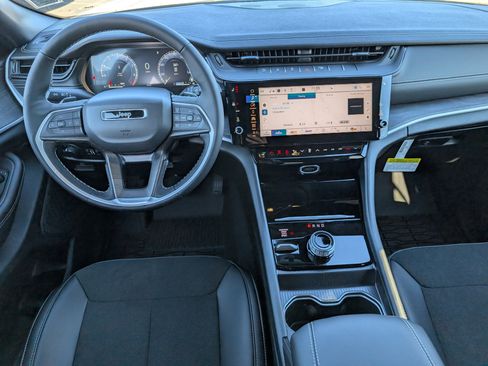 New 2026 Jeep Grand Cherokee Altitude image 9