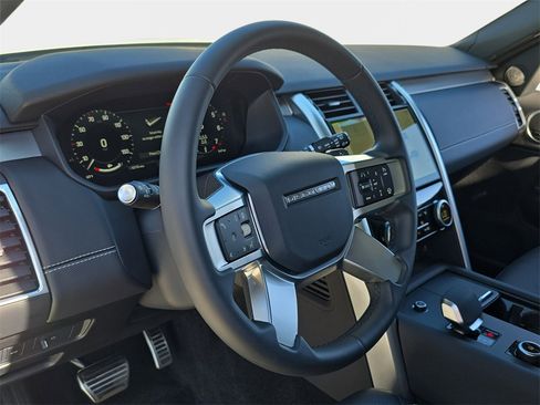 Used 2025 Land Rover Discovery Dynamic SE image 18