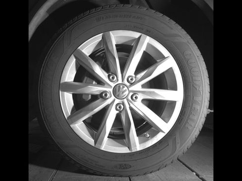 Used 2016 Volkswagen Touareg Sport AWD/4WD image 9