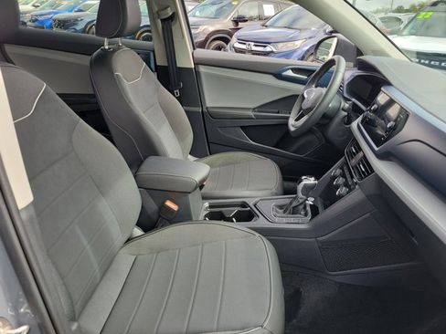 Certified 2024 Volkswagen Taos SE w/ Panoramic Sunroof Package image 6