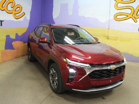 Used 2024 Chevrolet Trax LT w/ Driver Confidence Package FWD image 2