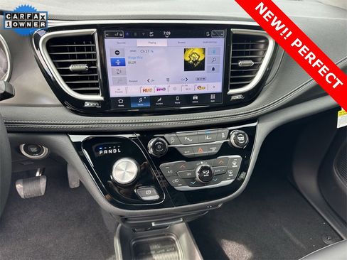 Used 2025 Chrysler Pacifica Select image 21