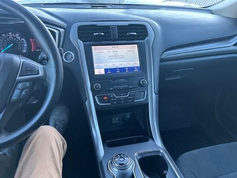 Used 2020 Ford Fusion SE image 18