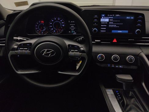 Used 2021 Hyundai Elantra SE FWD image 22