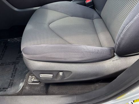 Used 2021 Toyota Highlander LE AWD/4WD image 19
