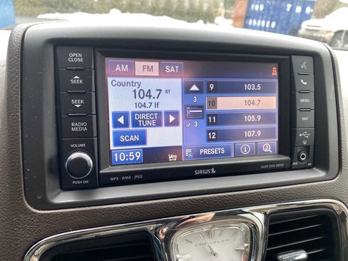 Used 2012 Chrysler Town & Country Touring-L w/ Entertainment Group #2 image 21