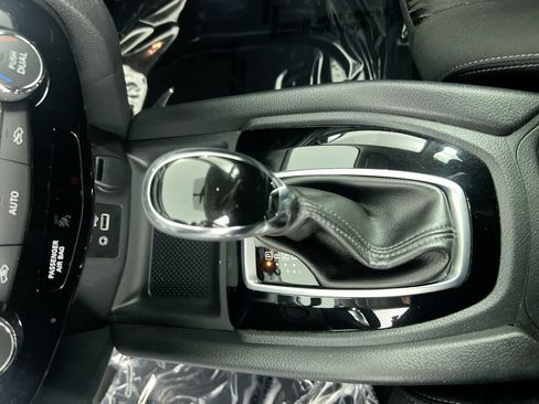 Used 2018 Nissan Rogue SV FWD image 18