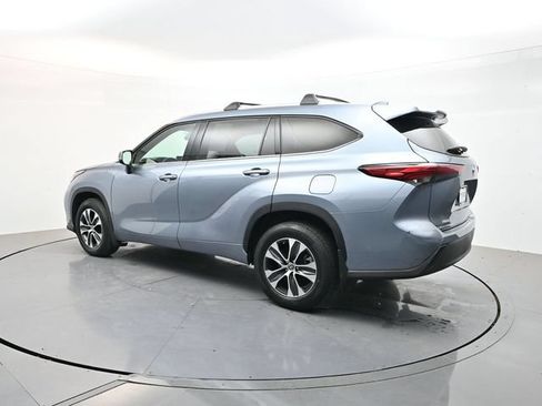 Used 2022 Toyota Highlander XLE AWD/4WD image 5