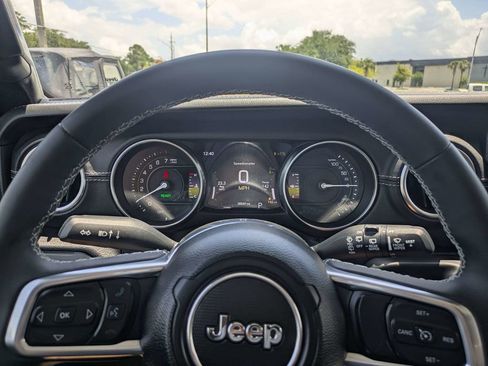 Used 2023 Jeep Wrangler Unlimited Sahara AWD/4WD image 29