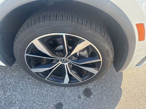 Used 2024 Volkswagen Tiguan SEL R-Line image 8