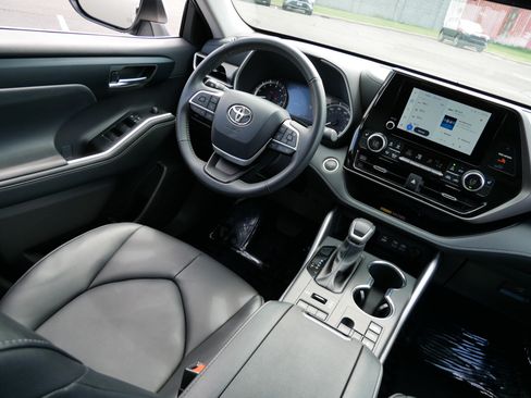 Certified 2025 Toyota Highlander XLE AWD/4WD image 9