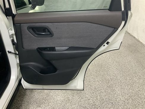 Used 2023 Nissan Rogue S AWD/4WD image 19