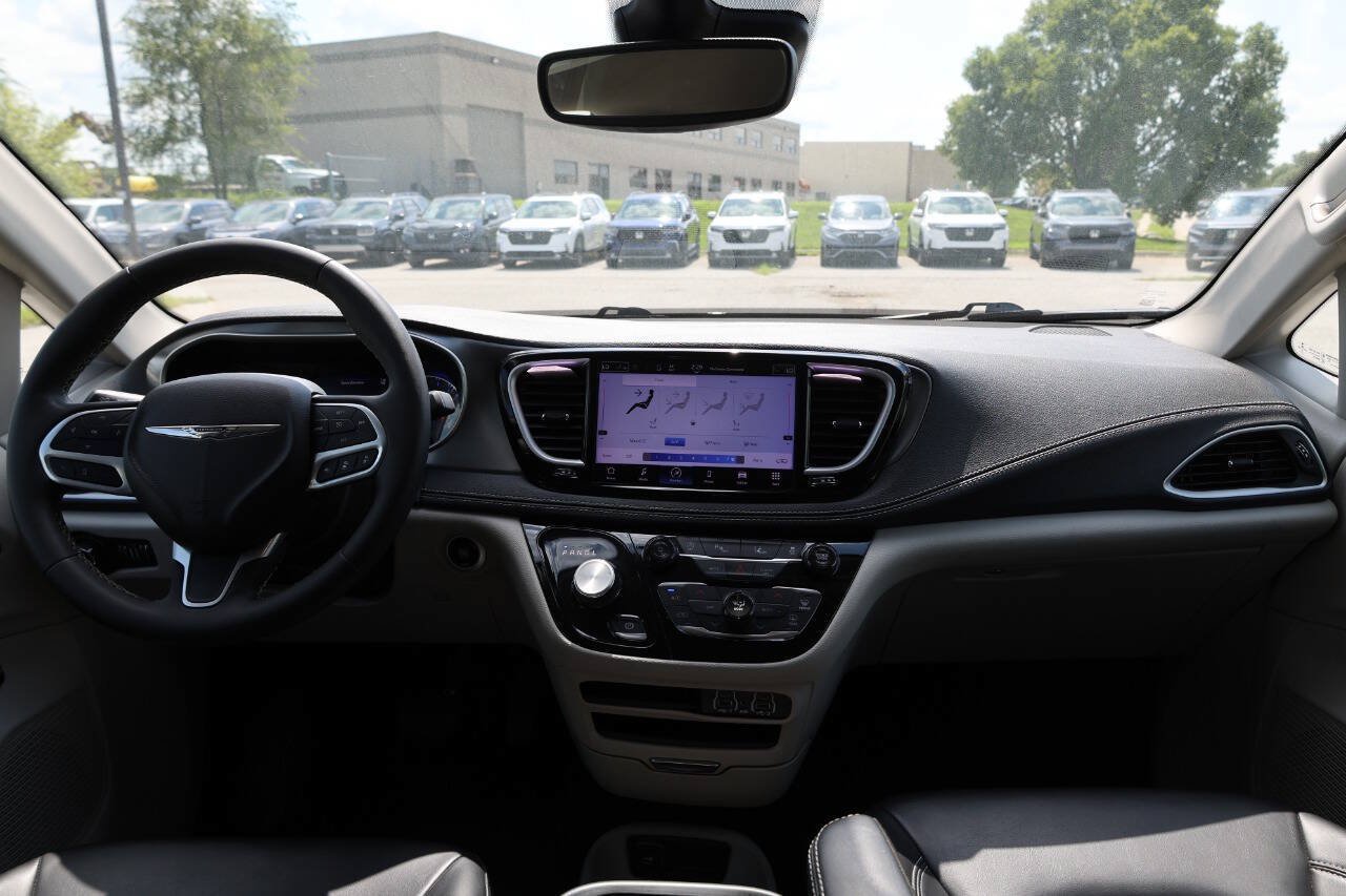 Used 2023 Chrysler Pacifica Touring-L FWD image 14