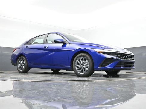 New 2024 Hyundai Elantra Blue image 15
