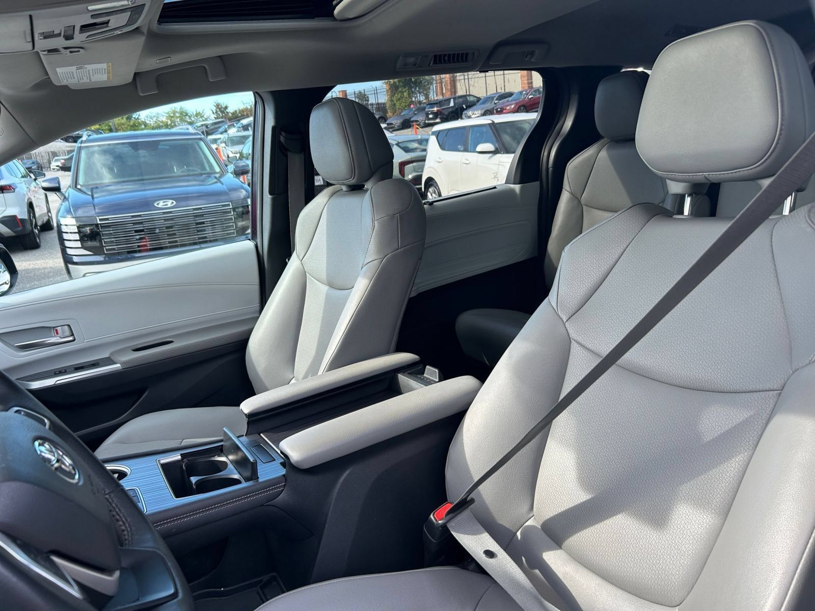 Used 2025 Toyota Sienna XLE FWD image 33