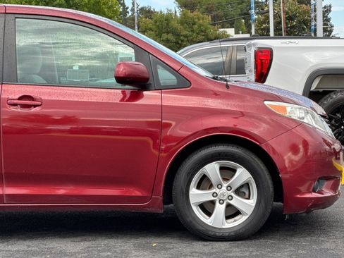 Used 2014 Toyota Sienna LE FWD image 34