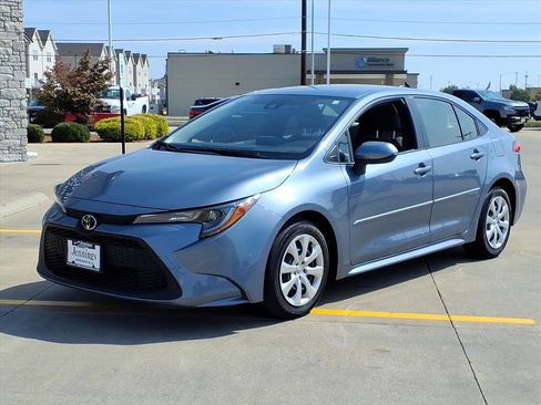 Used 2022 Toyota Corolla LE image 3