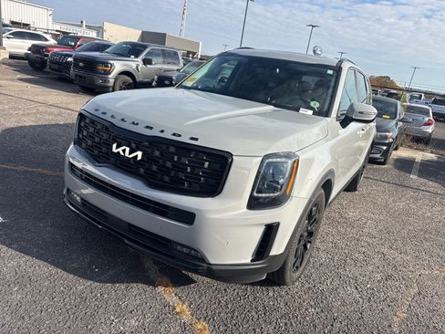 Used 2022 Kia Telluride SX w/ SX Prestige Package image 3