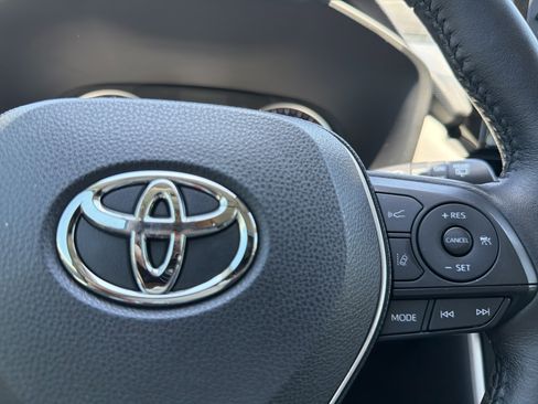 Used 2020 Toyota RAV4 XLE Premium FWD image 2
