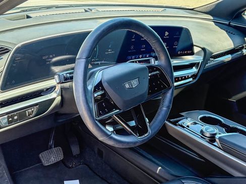 Used 2024 Cadillac Lyriq Luxury AWD/4WD image 6