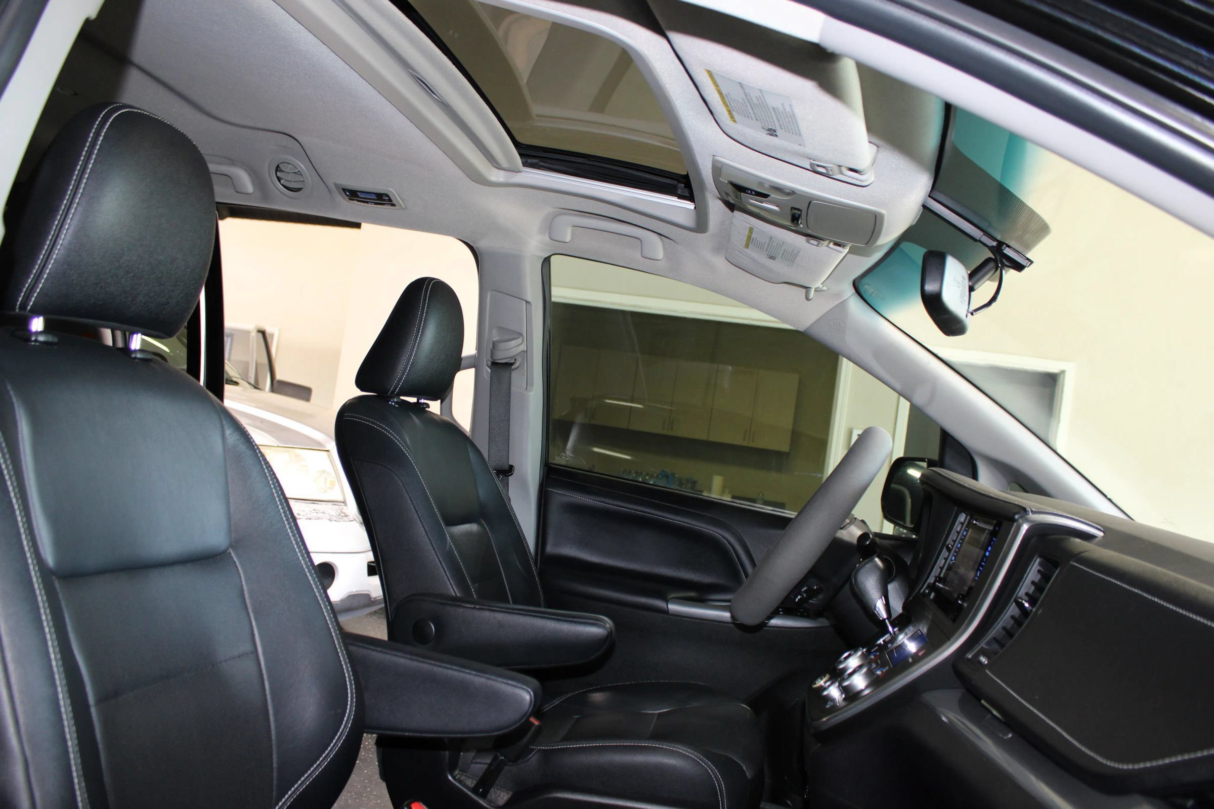 Used 2015 Toyota Sienna SE w/ SE Preferred Package FWD image 38