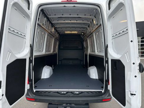 Used 2024 Mercedes-Benz Sprinter 2500 image 17