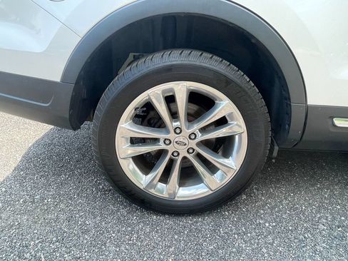 Used 2018 Ford Explorer XLT w/ Equipment Group 202A AWD/4WD image 32