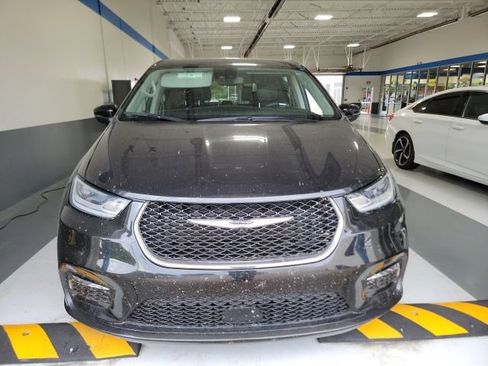 Used 2023 Chrysler Pacifica Touring-L FWD image 2