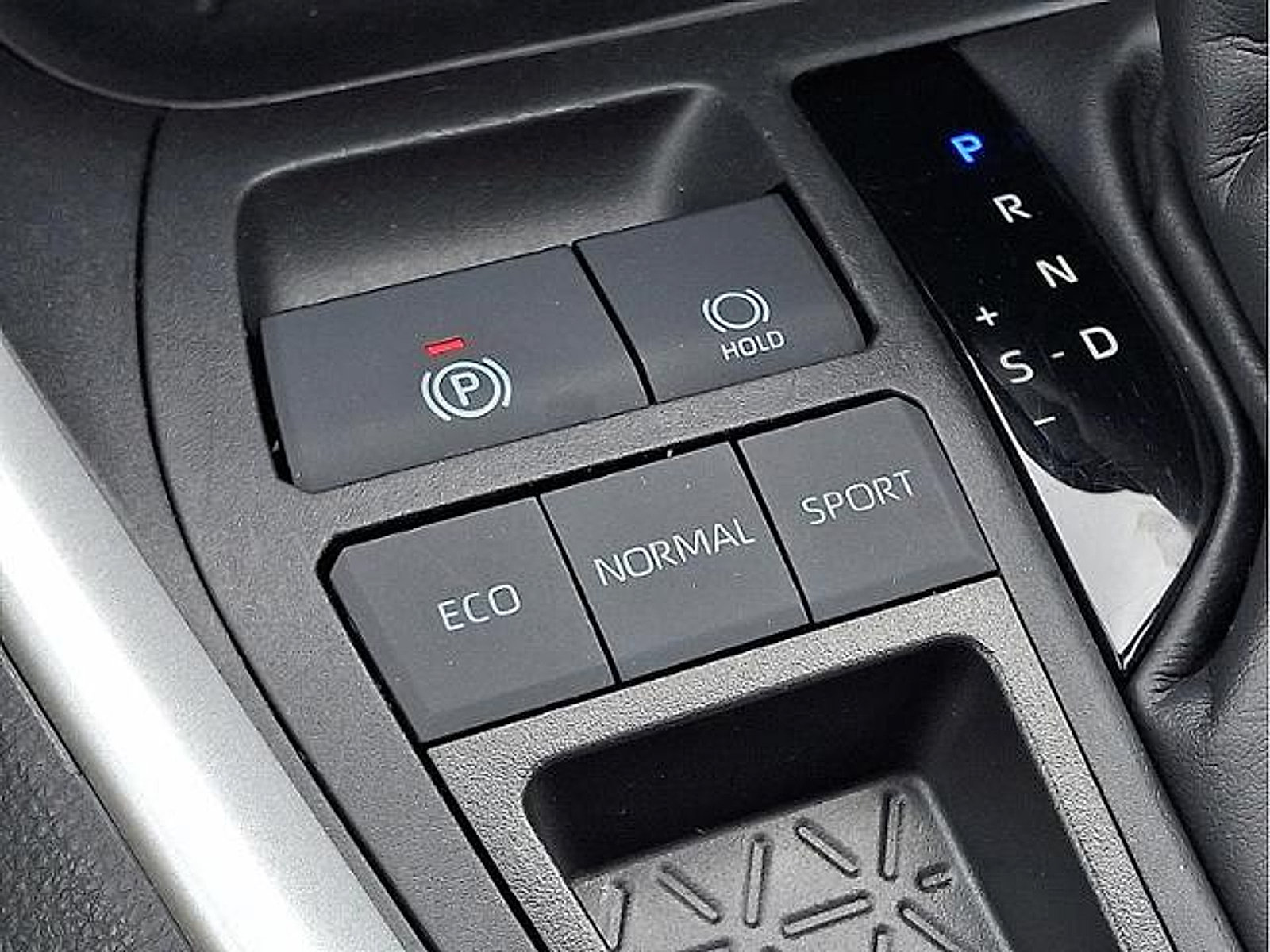 Used 2024 Toyota RAV4 XLE w/ Convenience Package FWD image 17