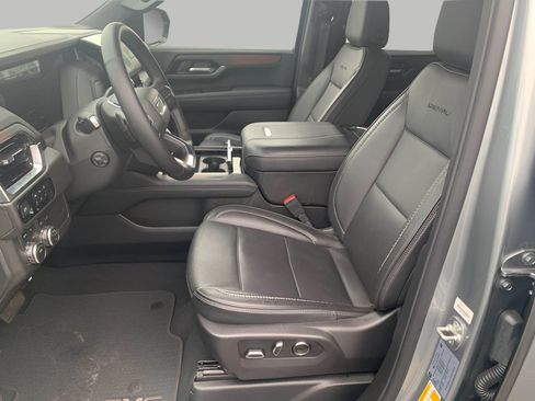 Used 2025 GMC Yukon XL Denali image 7