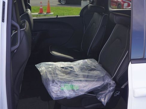 New 2026 Chrysler Pacifica Limited w/ S Appearance Package image 30