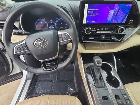 Used 2024 Toyota Highlander Limited image 17