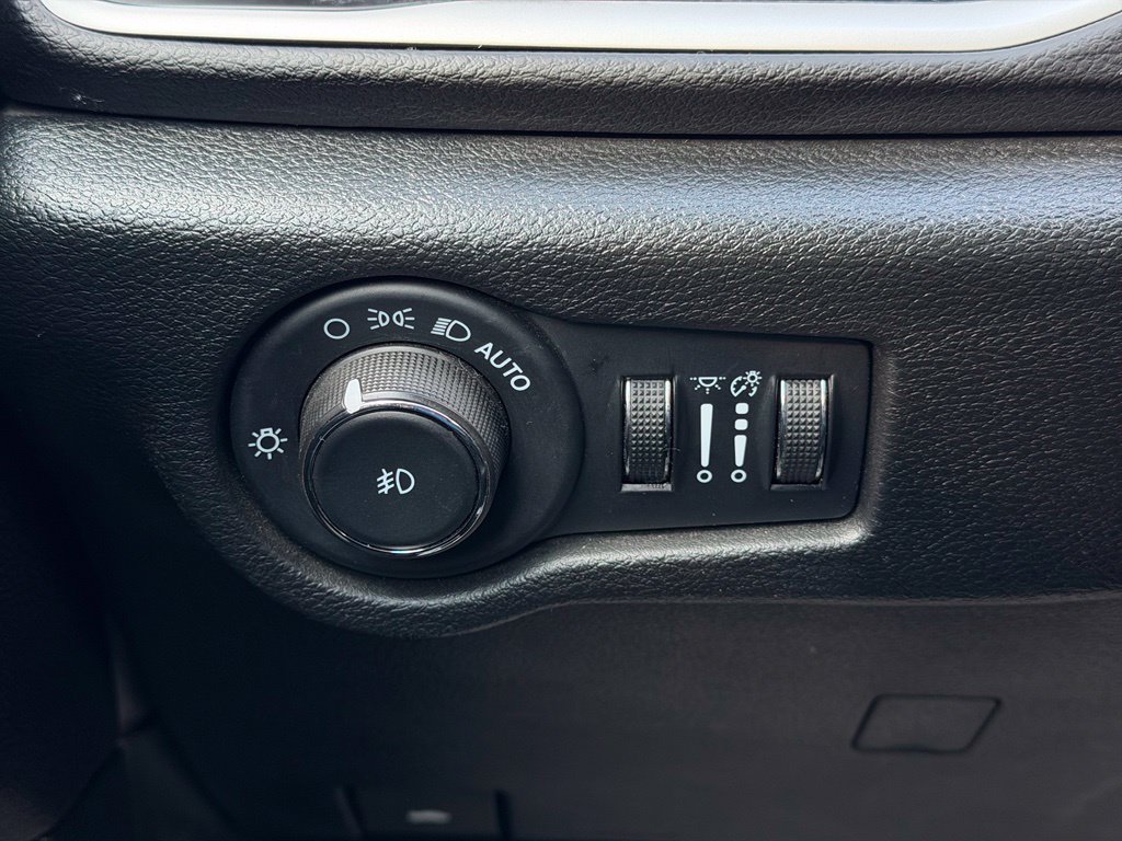 Used 2025 Chrysler Pacifica Select FWD image 25