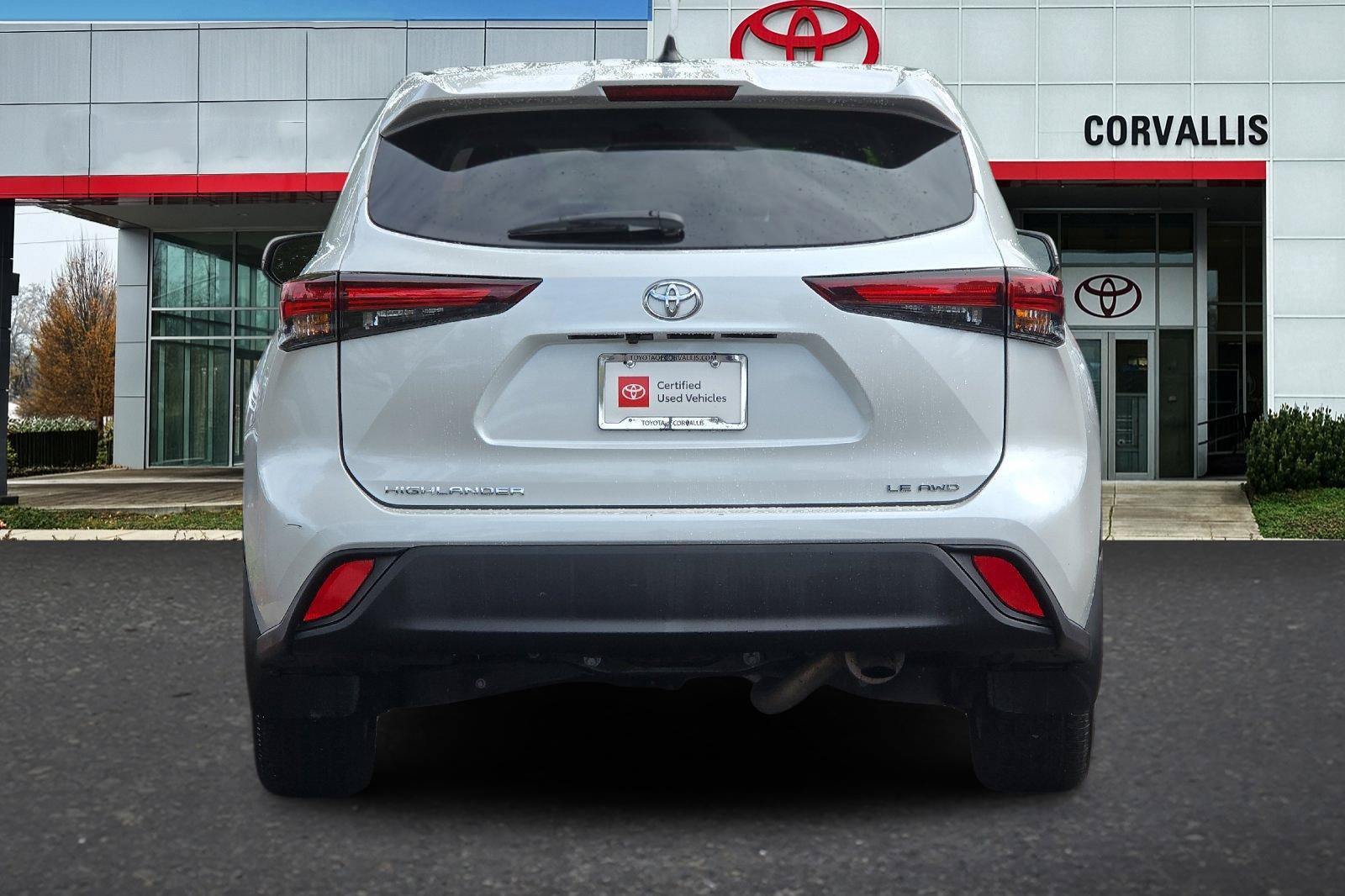 Used 2025 Toyota Highlander LE AWD/4WD image 5