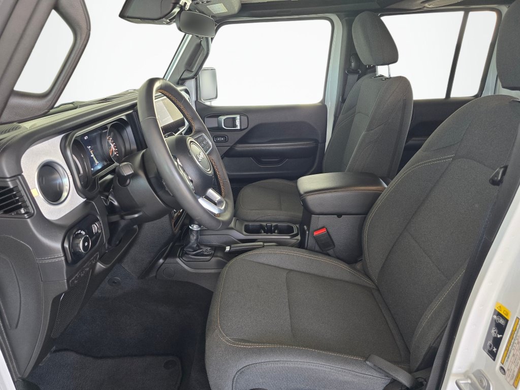 Used 2025 Jeep Wrangler Unlimited Sahara AWD/4WD image 17