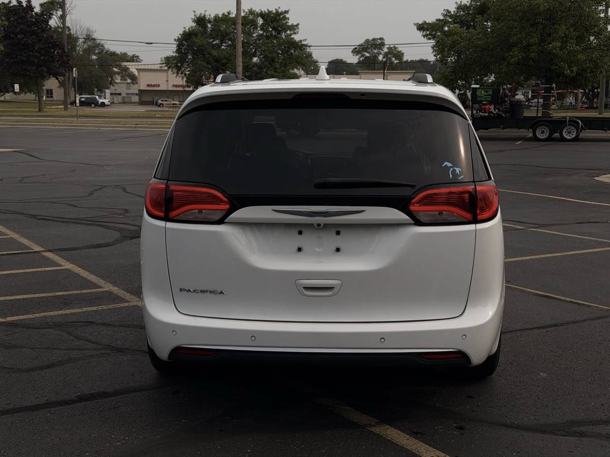Used 2019 Chrysler Pacifica Touring-L FWD image 7