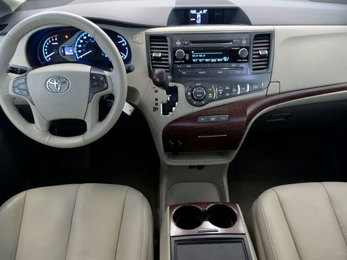 Used 2014 Toyota Sienna XLE image 17