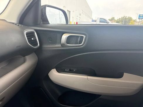 Used 2024 Hyundai Venue SEL FWD image 11