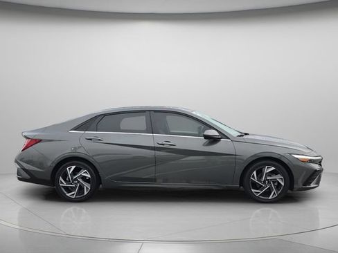 Certified 2025 Hyundai Elantra SEL FWD image 9