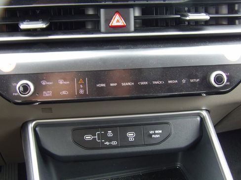 Used 2026 Kia Carnival LXS FWD image 17