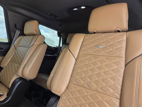 Used 2022 Cadillac Escalade Premium Luxury AWD/4WD image 30