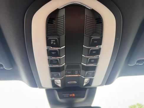 Used 2022 Porsche Macan S AWD/4WD image 19