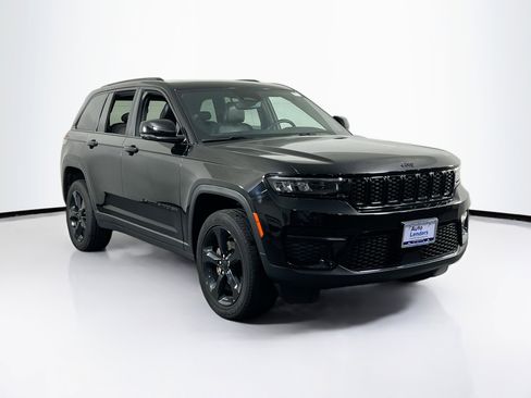 Used 2023 Jeep Grand Cherokee Altitude image 3