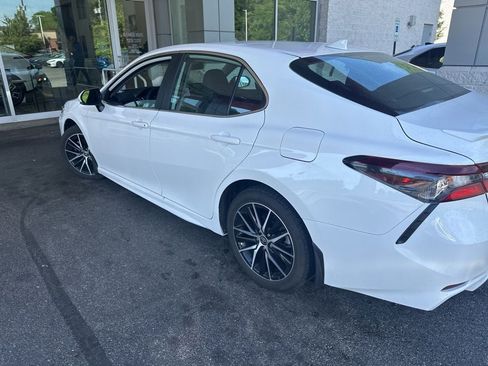 Used 2024 Toyota Camry SE w/ Cold Weather Package FWD image 10