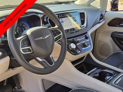 Used 2024 Chrysler Pacifica Limited FWD image 11