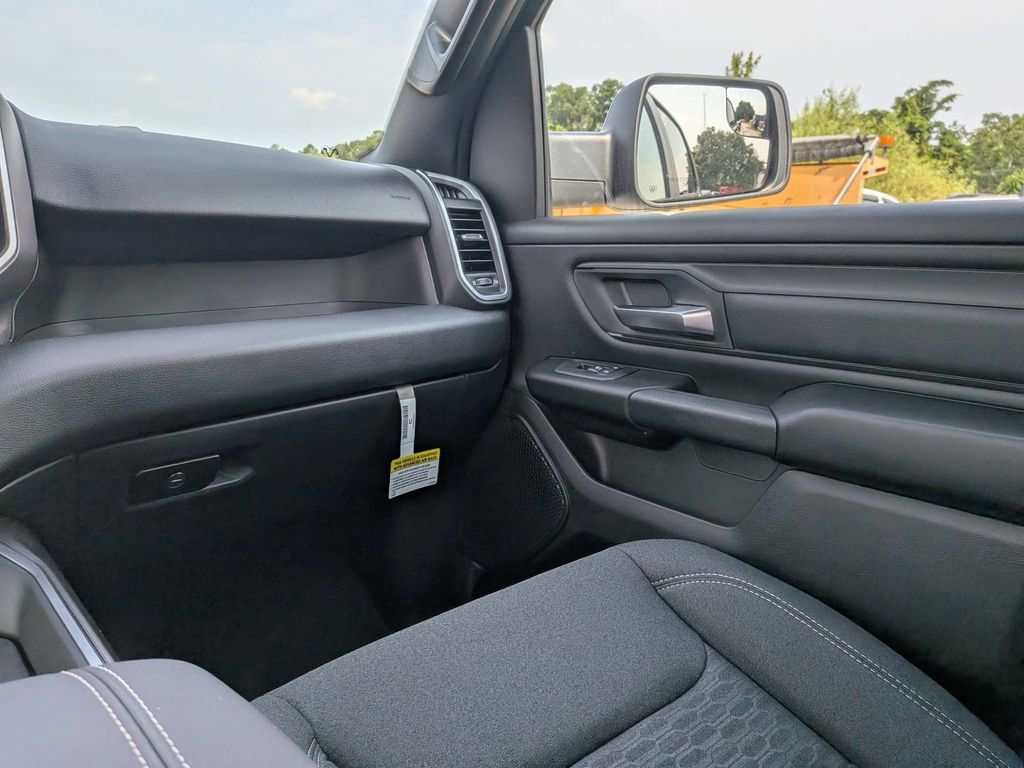 New 2026 RAM 1500 Express AWD/4WD image 17