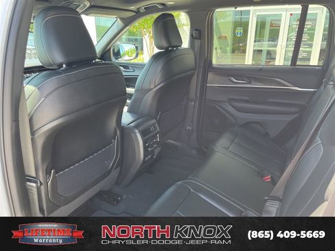 Used 2025 Jeep Grand Cherokee Limited w/ Luxury Tech Group II image 17