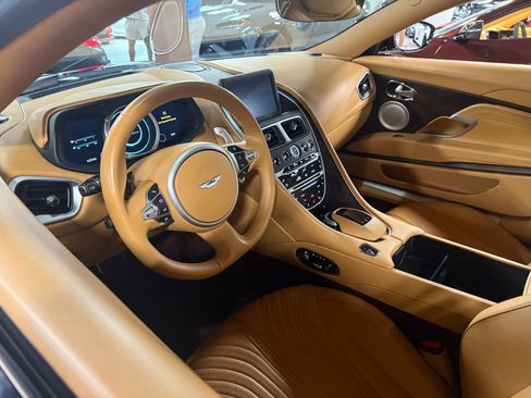 Used 2017 Aston Martin DB11 V12 RWD image 4