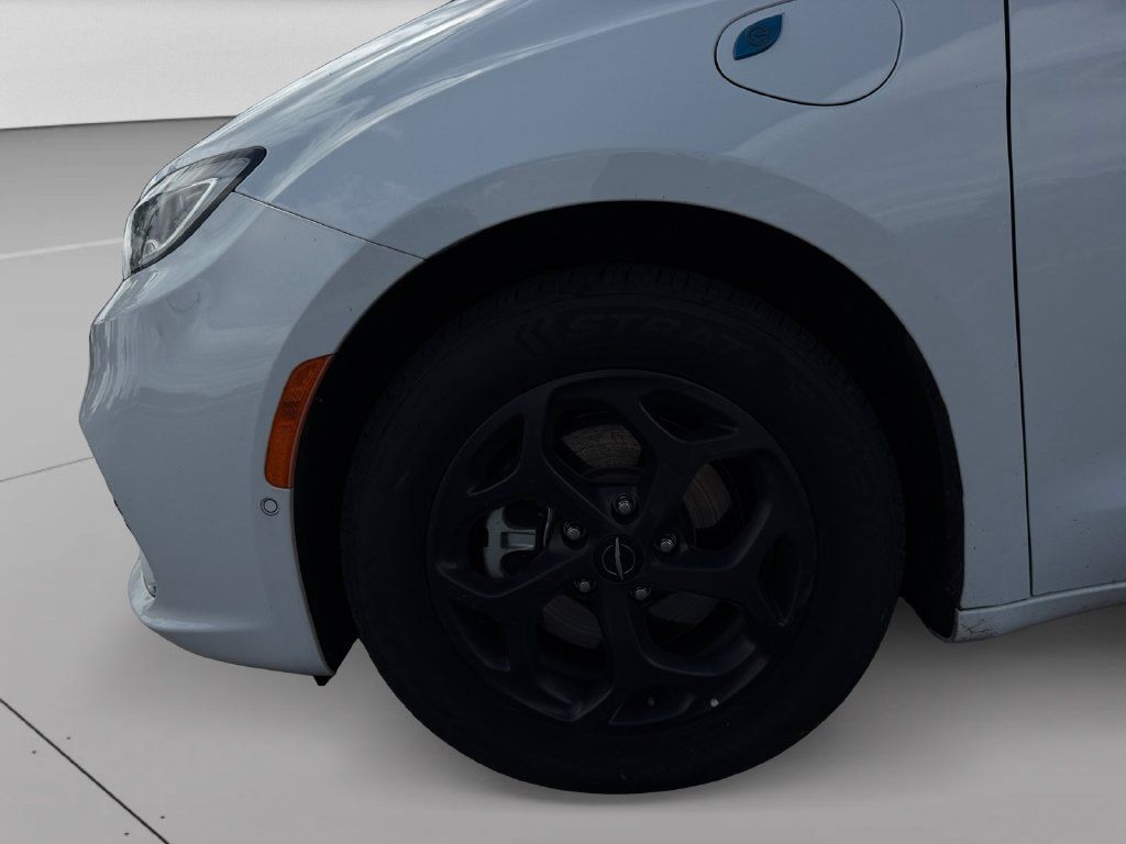 Used 2024 Chrysler Pacifica Limited FWD image 30