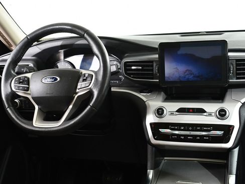 Used 2022 Ford Explorer XLT w/ Equipment Group 202A image 8